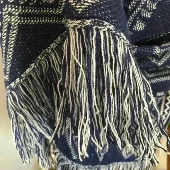 New Directions Women Weekend Navy and Ivory Sweater Cape with fringe size XL NWT - Picture 9 of 12